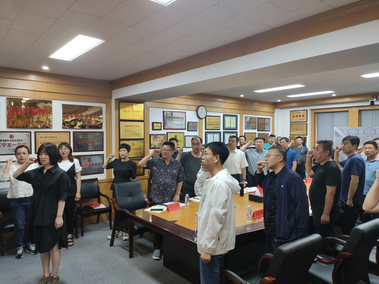鞍山公路召開(kāi)“慶七一，促發(fā)展， 共創(chuàng)企業(yè)新輝煌”黨建工作座談會(huì)